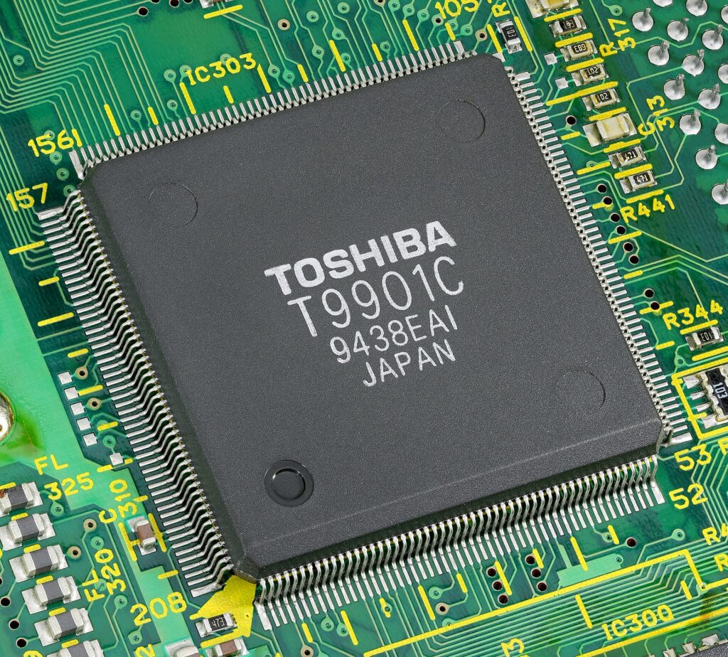 T9901 controller contains 2 DMAC (Direct Memory Access Controllers), 2 PIC (Programmable Interrupt Controllers), 1 PIT (Programmable Interval Timer), 2 SIO (Serial I/O), 1 FDC (Floppy), 1 VFO (Var. Freq. Oscillator), as well as controllers for General I/O, Printer, and Speaker. Manufactured by Toshiba, 1994.