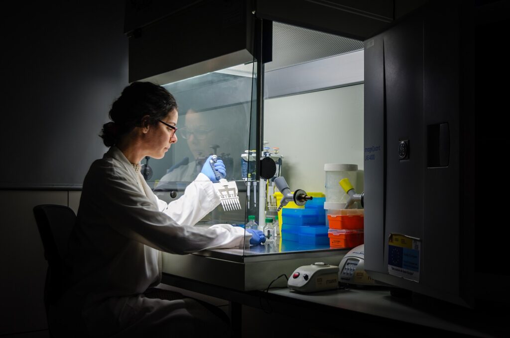 Magnetic nanoparticles isolating RNA from a biological sample in a laboratory setting